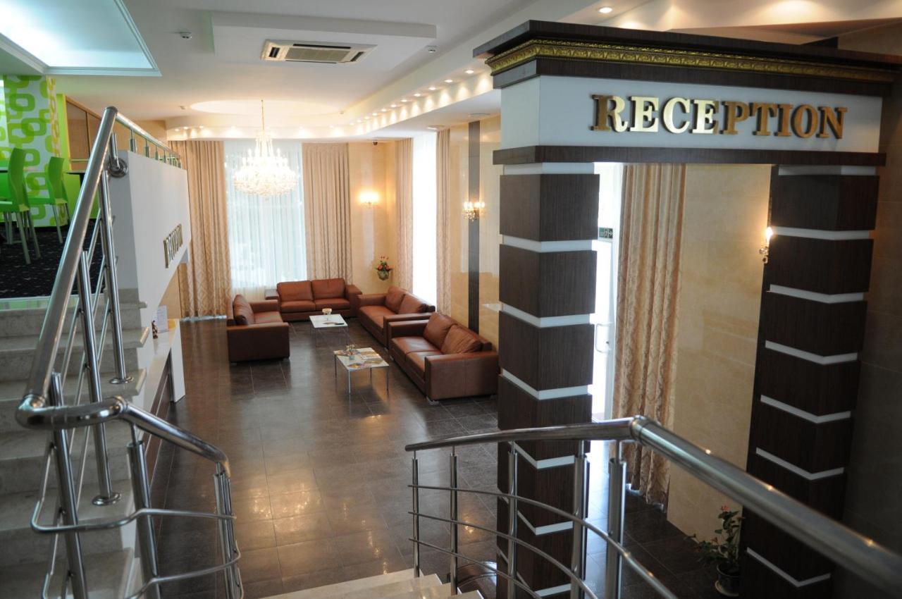 Manhattan Hotel & Restaurant Chisinau Exterior foto