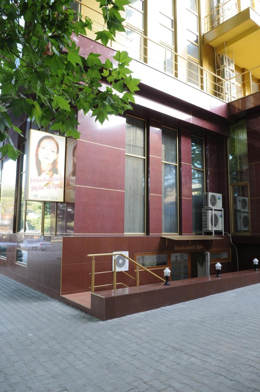 Manhattan Hotel & Restaurant Chisinau Exterior foto